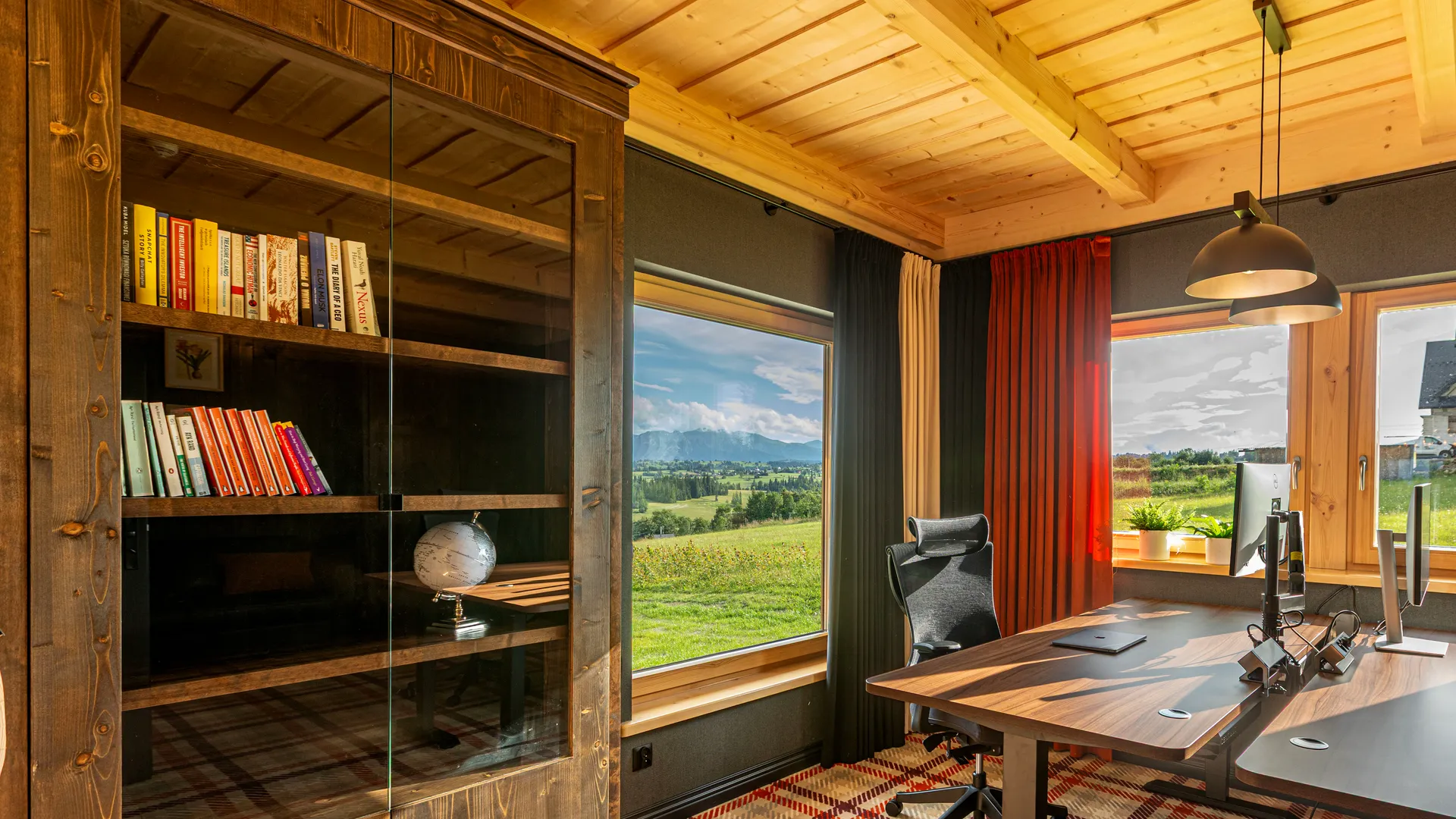 Biurka do pracy w Grand Chalet z widokiem na góry