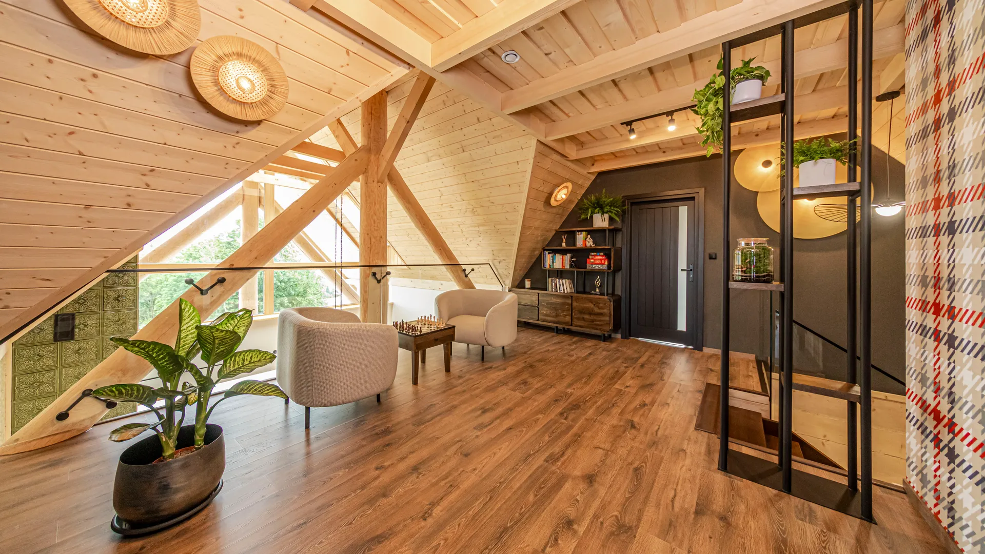 Poddasze Grand Chalet z fotelami i stolikiem szachowym