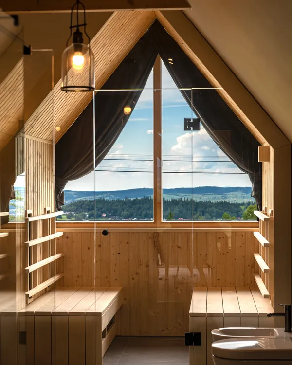 Sauna Grand Chalet z trójkątnym oknem na wzgórza